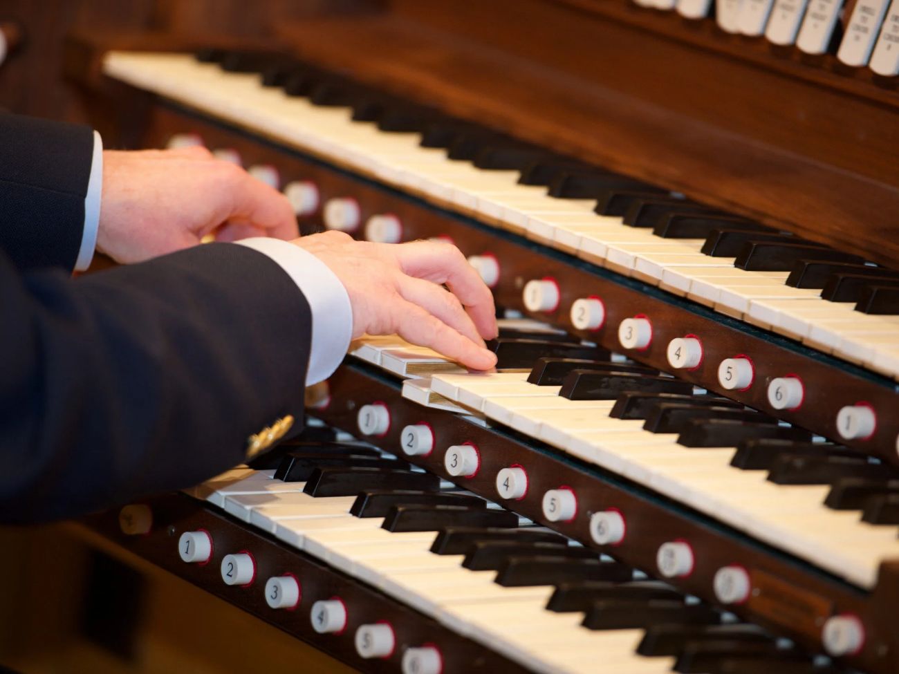 organ player